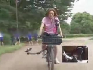 Japanilainen kultaseni masturbated kun taas ratsastus a specially modified seksi pyörä!
