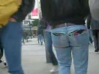 Strapse unter ג'ינס.
