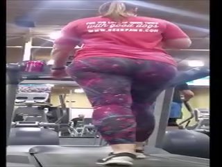 Jiggly lợi phẩm cô gái tóc vàng pawg trên treadmill