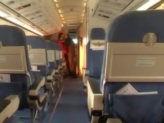 Hoàn hảo không khí hostess nhận fucked lược qua may mắn phi công