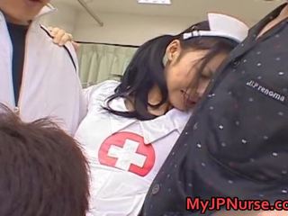 Aino kishi asiática enfermeira expand dela pernas